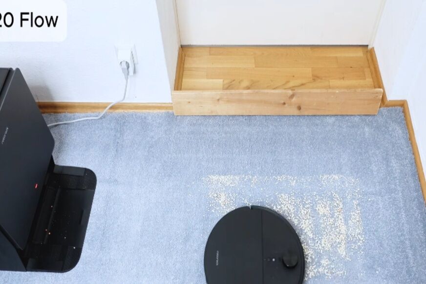 Roborock Saros 20 Flow fährt über einen Teppich mit feinem Sand